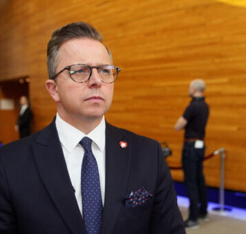 UE łagodzi wymogi klimatyczne dla samochodów ciężarowych. Przejście na bezemisyjność zachodzi wolniej, niż zakładano